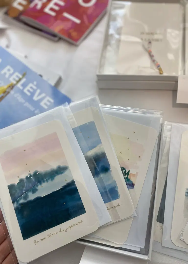 détail du stand avec cartes aquarellées