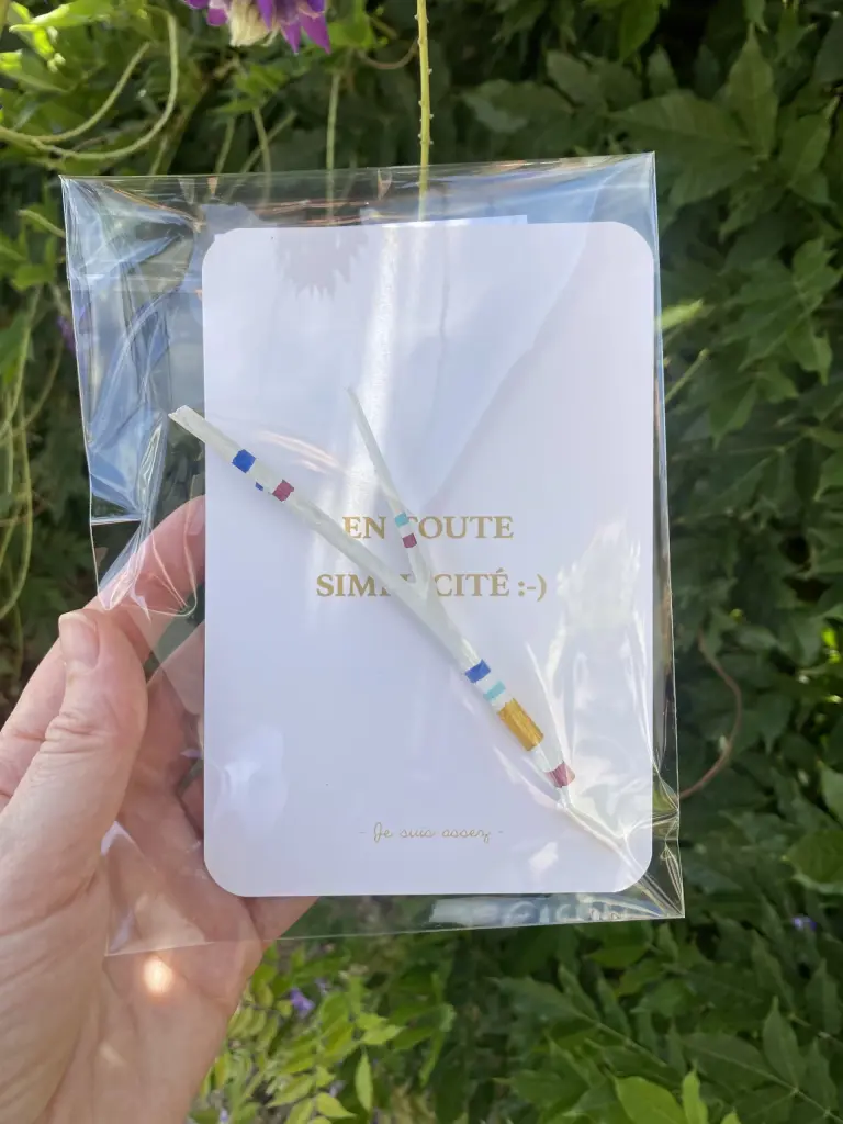 Carte grigri mini bâton de parole + " En toute simplicité" + mantra "Je suis assez" sous blister