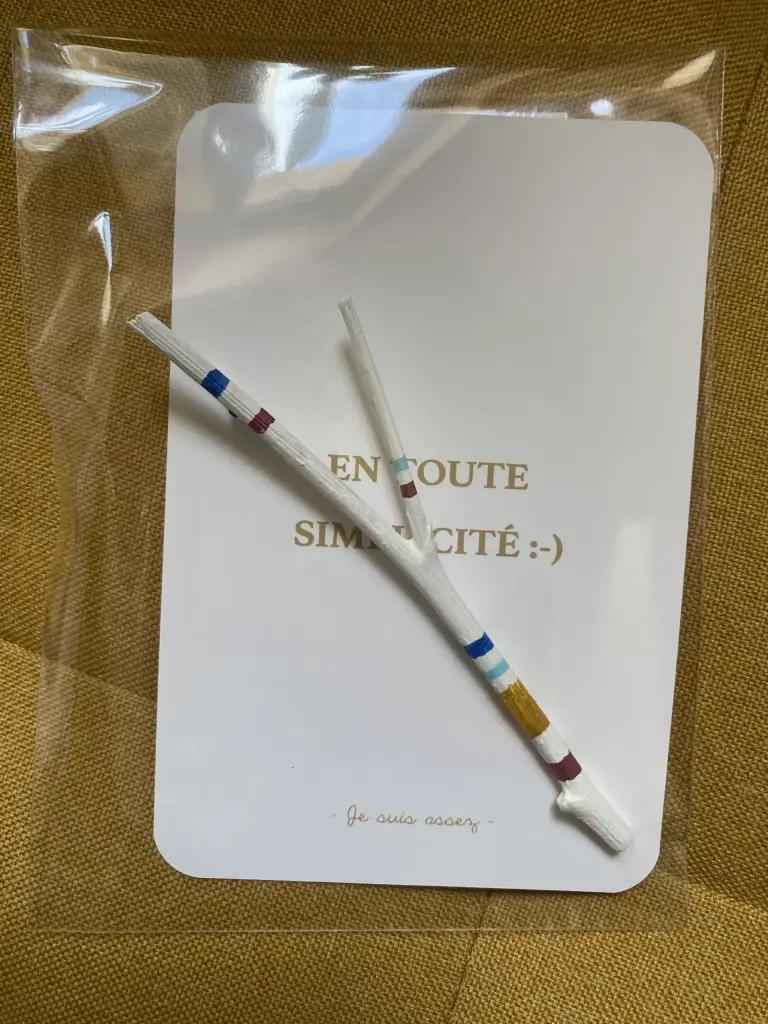 Carte grigri mini bâton de parole + carte " En toute simplicité" + mantra "Je suis assez" sous blister