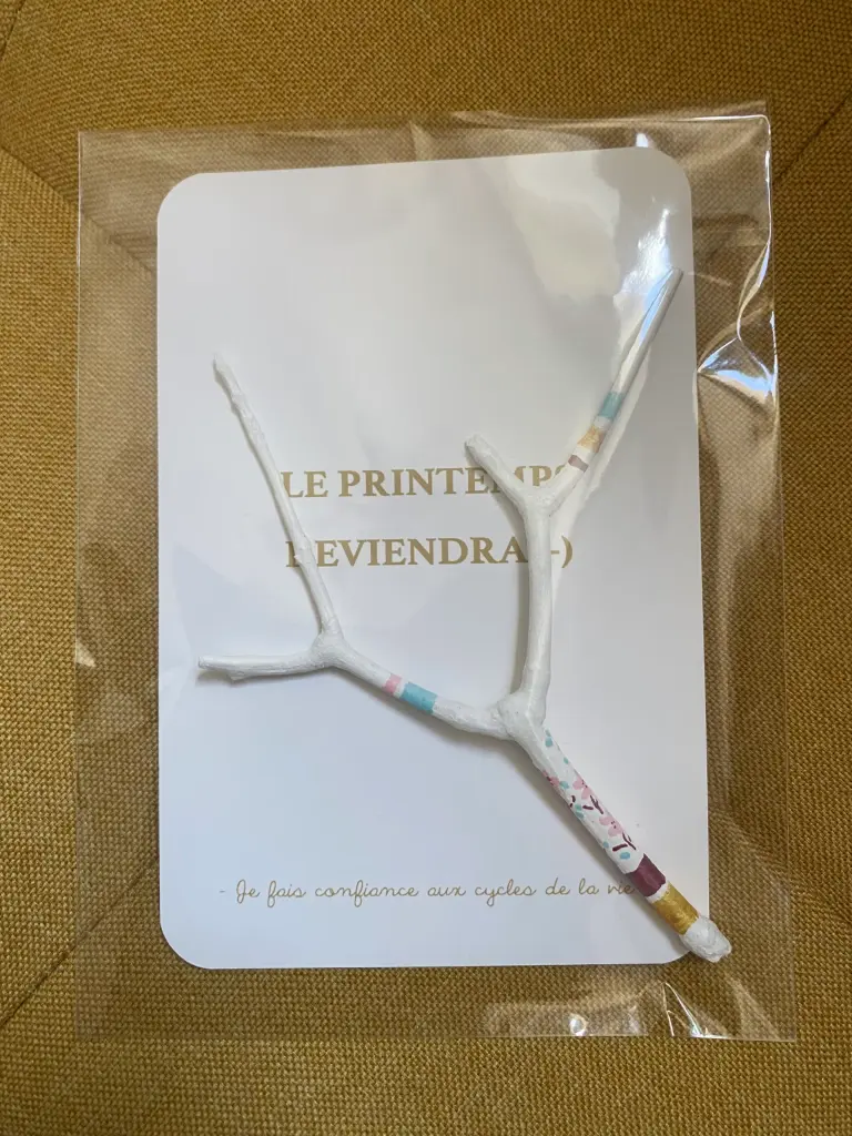 carte Le printemps reviendra avec grigri mini bâton de parole peint à la main avec des fleurs de cerisiers sous blister
