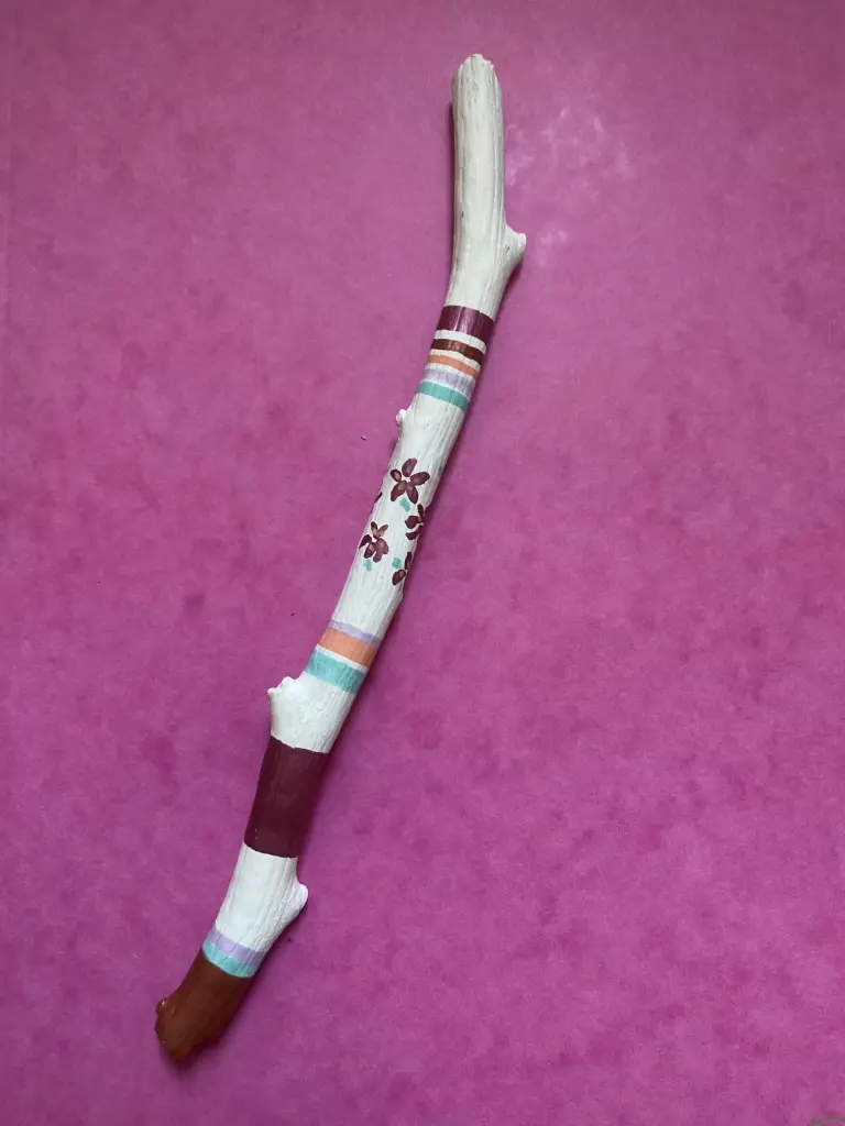 Bâton Rita avec petites fleurs prune métallisé, quelques touches de orange fluo