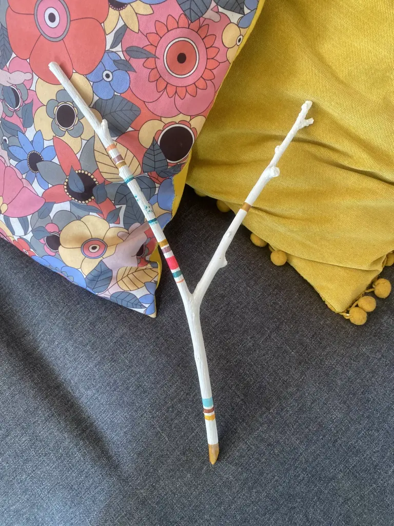 Bâton de parole comptine sur canapé avec 2 coussins
