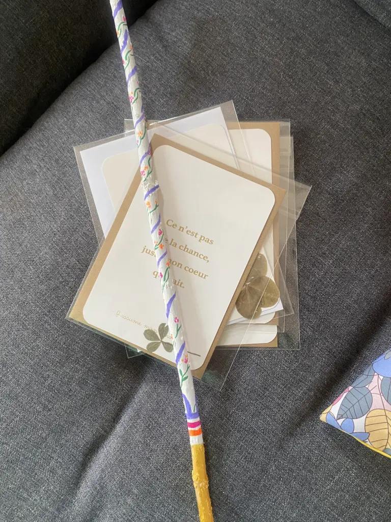 Bâton de parole mis en scène au milieu de coussin. Long et fin comme une baguette magique.