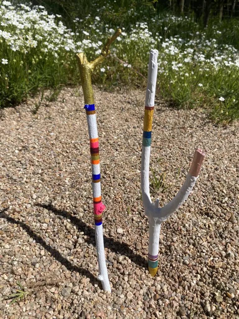 baton de parole de 34 cm fin et léger -  petite fourche dorée en haut - bandes de couleurs rose et orange fluos, bleu, marron, or et cuivre